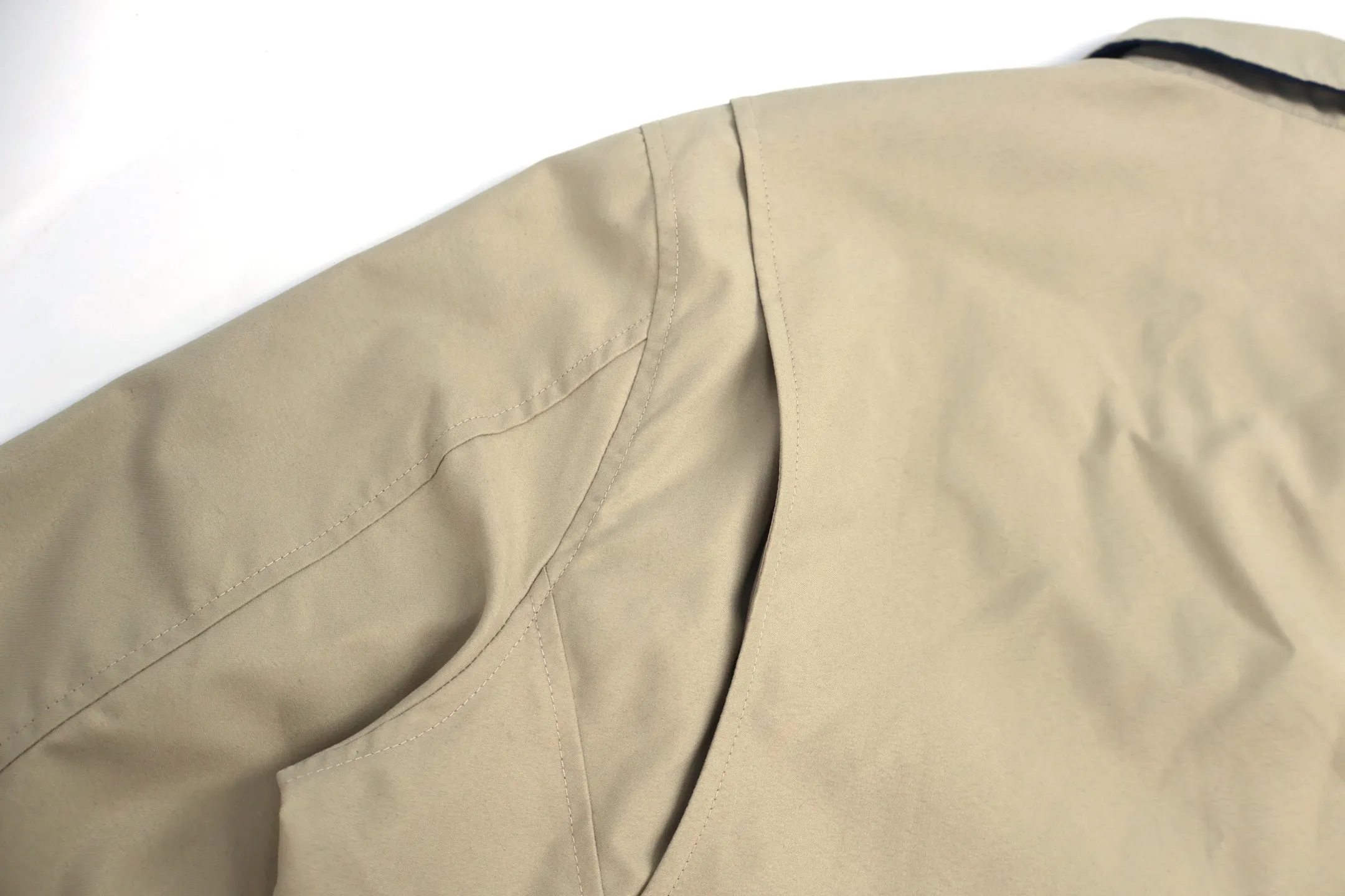 🅿️620 [Exclusive supply] Ralph Lauren Ralph Lauren embroidered zipper jacket (khaki color) Customized fine cotton twill elegant fabric, soft and silky, comfortable and close to the skin, with khaki color as the base color, soft and unobtrusive. Adopt imported machine embroidery technology, use advanced computer control system and precision mechanical components to achieve the iconic pony embroidery operation with high precision and smooth and delicate lines. Template machine bag opening The preset template guides the position, shape and size of the bag opening. The accuracy ensures the quality of the bag opening effect. The infrared positioning cutting machine uses an infrared transmitter and an infrared receiver to achieve precise positioning of materials. The accuracy can reach the micron level, thereby meeting the effect of high-precision cutting of plaid alignment. The fabrics have been carefully washed and have a better feel and texture. They are not easy to deform, shrink or fade, and maintain long-term beauty. Accessories customized 1:1 Ralph Lauren horn buckle. Size:S-M-L-XL